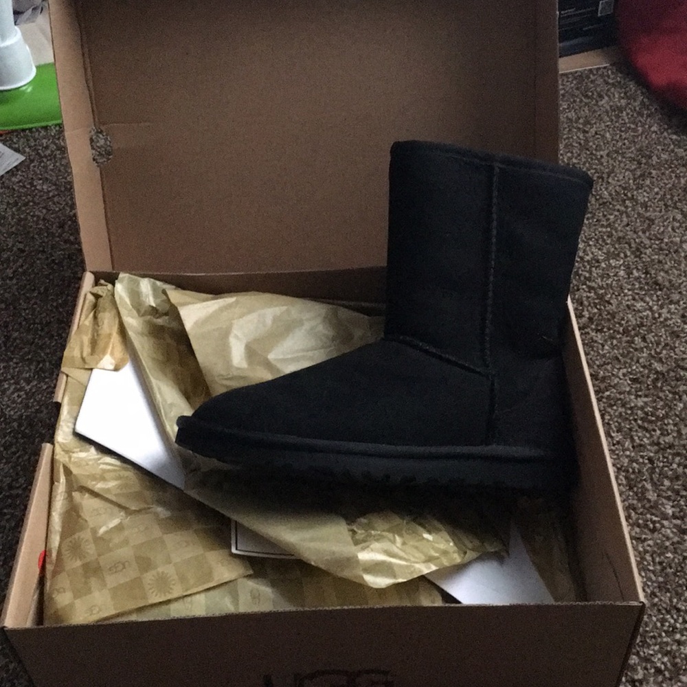 NIB Woman's 6 Black Classic Short Ugg Boot
